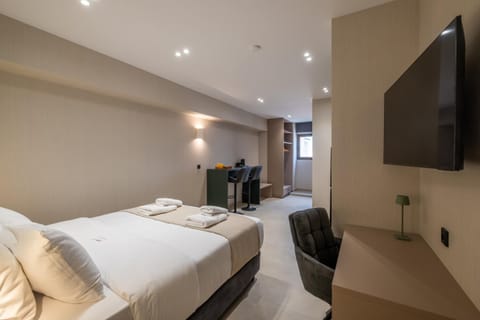 Bed, TV and multimedia, Photo of the whole room, Bedroom