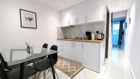 Coffee/tea facilities, Kitchen or kitchenette, Dining area, stove, kitchen