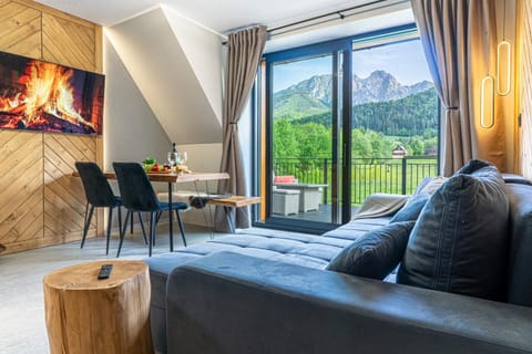 Natural landscape, View (from property/room), Balcony/Terrace, Living room, Seating area, Dining area, Mountain view
