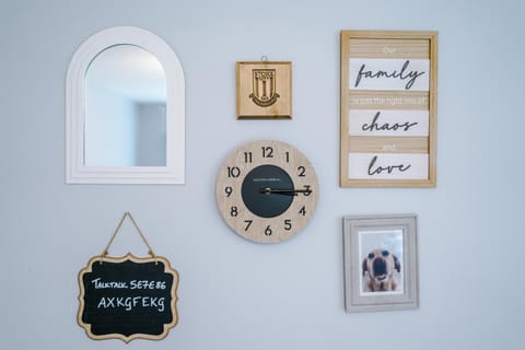 Relax in Style at Wedgwood House 3 BR Home with Garden & Parking House in Stoke-on-Trent