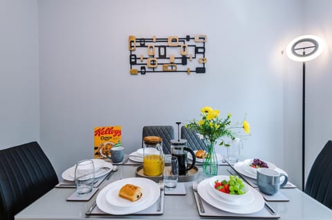 Relax in Style at Wedgwood House 3 BR Home with Garden & Parking House in Stoke-on-Trent