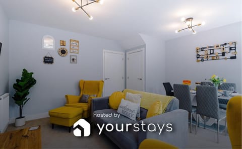 Relax in Style at Wedgwood House 3 BR Home with Garden & Parking House in Stoke-on-Trent