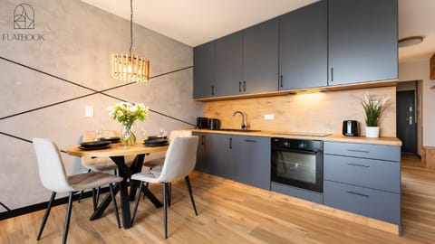 Coffee/tea facilities, Kitchen or kitchenette, Dining area, oven, stove, toaster