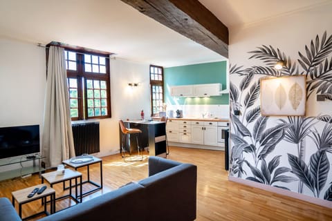 TV and multimedia, Kitchen or kitchenette, Living room, Seating area, Dining area