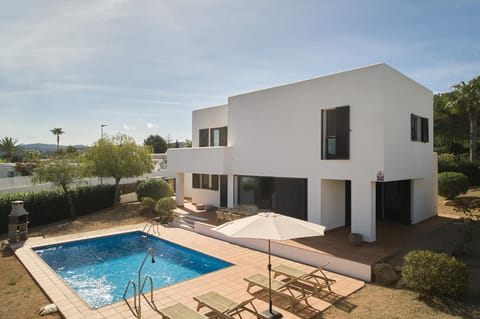 Property building, Day, Pool view, Swimming pool, sunbed