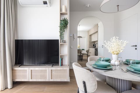 TV and multimedia, Kitchen or kitchenette, Living room, Seating area, Dining area, Evening entertainment