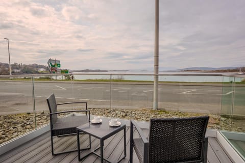 Natural landscape, View (from property/room), Balcony/Terrace, Seating area, Mountain view, Sea view