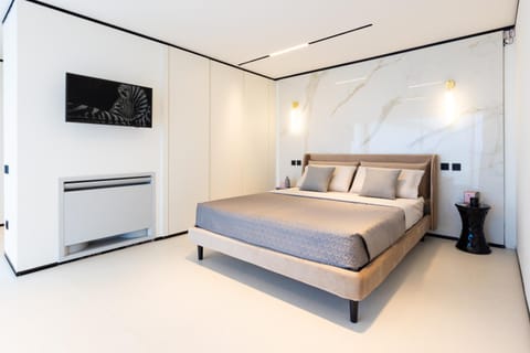 Photo of the whole room, Bedroom, wardrobe