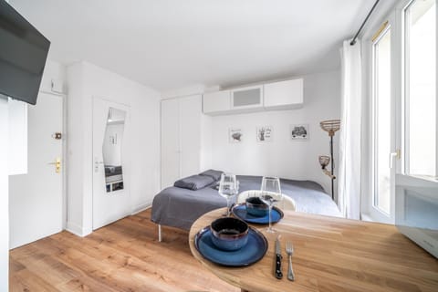 Bed, TV and multimedia, Living room, Photo of the whole room, Seating area, Dining area, Bedroom, towels, wardrobe