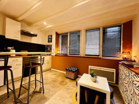Kitchen or kitchenette, Seating area, Dining area