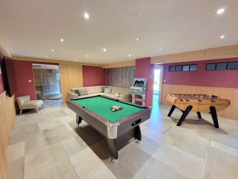 Billiard, Game Room