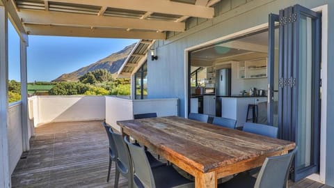 BluCabana 500m from Main Beach House in Cape Town