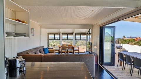 BluCabana 500m from Main Beach House in Cape Town