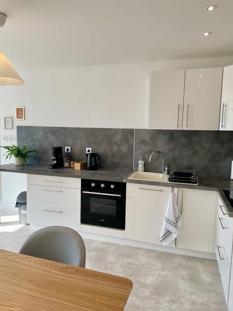 Coffee/tea facilities, Dining area, stove