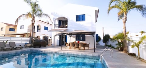 Property building, Hot Tub, Seating area, Swimming pool