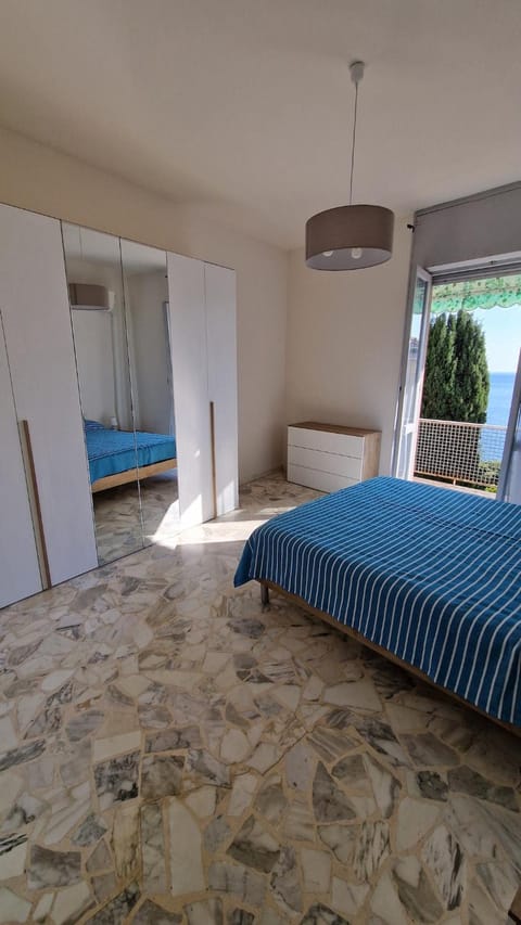 Photo of the whole room, Bedroom, wardrobe