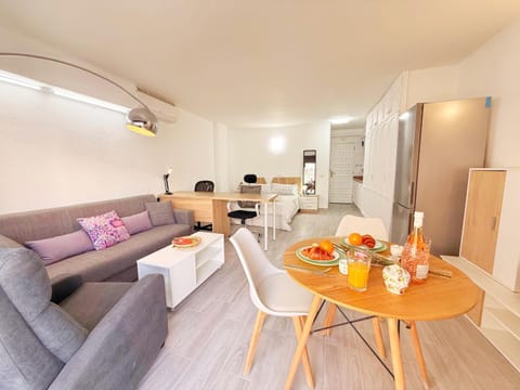 Kitchen or kitchenette, Living room, Seating area, Dining area