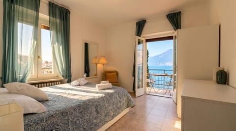 Bed, Natural landscape, View (from property/room), Balcony/Terrace, Photo of the whole room, Bedroom, Lake view, towels