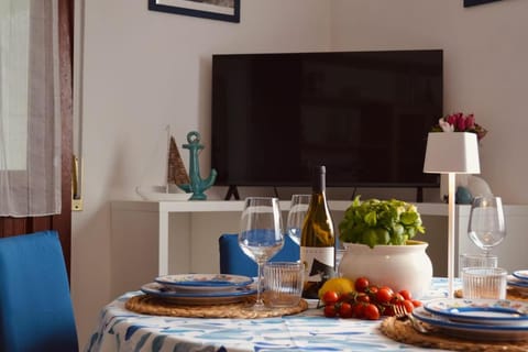 Communal lounge/ TV room, TV and multimedia, Dining area