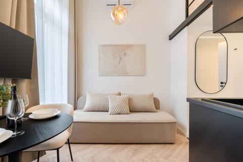 TV and multimedia, Kitchen or kitchenette, Living room, Photo of the whole room, Seating area, oven
