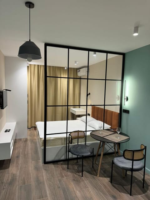 Bed, TV and multimedia, Kitchen or kitchenette, Living room, Photo of the whole room, Seating area, Dining area, Bedroom, hair dresser