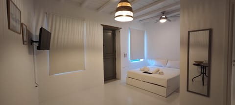 TV and multimedia, Photo of the whole room, Bedroom