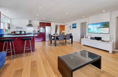 TV and multimedia, Kitchen or kitchenette, Living room, Seating area, Dining area, oven, stove