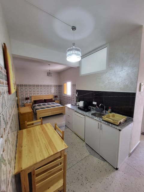 Bed, Kitchen or kitchenette, Bedroom, stove