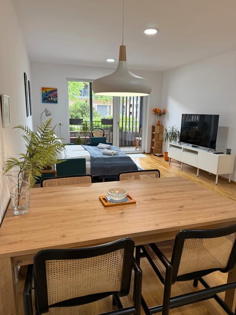 TV and multimedia, Kitchen or kitchenette, Living room, Seating area
