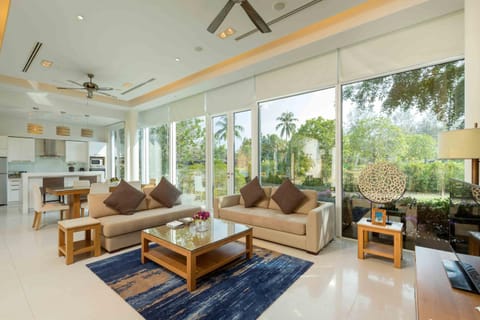 Garden, Living room, Dining area, minibar