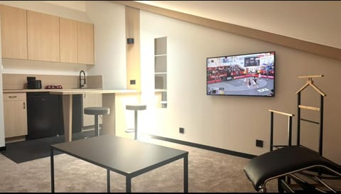 Communal lounge/ TV room, TV and multimedia, Kitchen or kitchenette, Dining area, minibar, oven