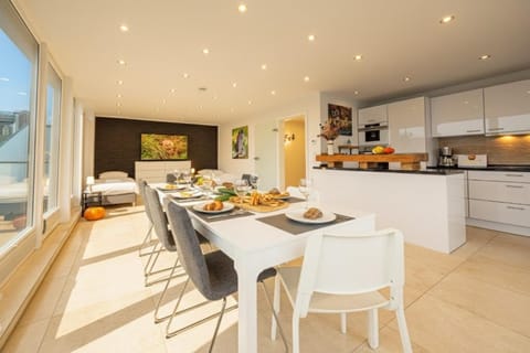 Kitchen or kitchenette, Living room, Food and drinks, Seating area, Dining area, Food, stove