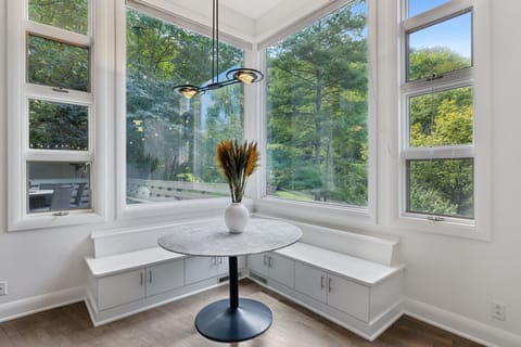 Stunning Belle Meade Mansion with Luxury Amenities and Hot Tub, Great Summer Rates House in Nashville