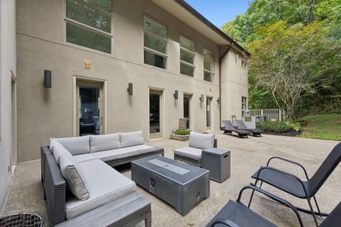 Stunning Belle Meade Mansion with Luxury Amenities and Hot Tub, Great Summer Rates House in Nashville