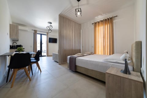 Bed, TV and multimedia, Kitchen or kitchenette, Living room, Photo of the whole room, Seating area, Dining area, Bedroom