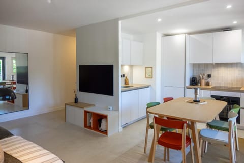 TV and multimedia, Kitchen or kitchenette, Living room, Seating area, Dining area, oven, stove