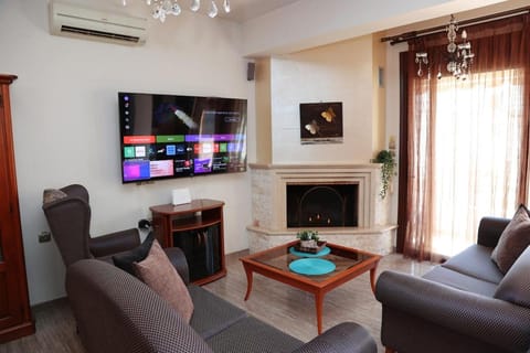 TV and multimedia, Living room, Seating area, Evening entertainment