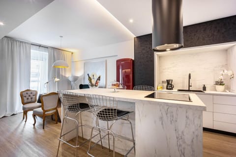 Kitchen or kitchenette, Dining area, oven, stove