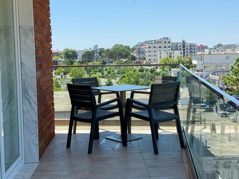 Day, Natural landscape, View (from property/room), Balcony/Terrace, Seating area, Dining area, City view