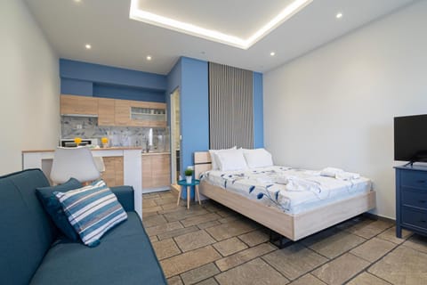 Bed, TV and multimedia, Kitchen or kitchenette, Photo of the whole room, Bedroom, towels