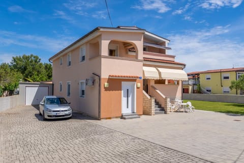 Property building, Neighbourhood