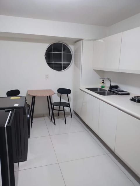 Kitchen or kitchenette, minibar