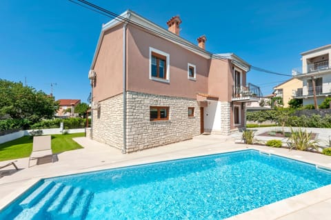 Property building, Pool view, Swimming pool, sunbed