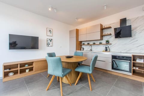 TV and multimedia, Kitchen or kitchenette, Living room, Seating area, Dining area, oven, stove