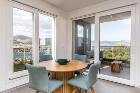 View (from property/room), Balcony/Terrace, Living room, Dining area, Sea view