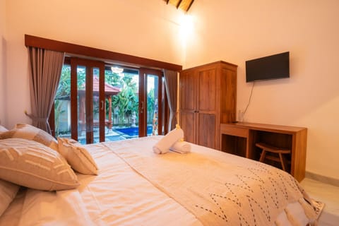 Bed, TV and multimedia, Photo of the whole room, Bedroom, Garden view, Pool view, towels