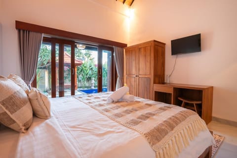 Property building, Bed, TV and multimedia, Photo of the whole room, Evening entertainment, Bedroom, Pool view, Pool view, Swimming pool, wardrobe