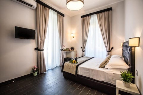 TV and multimedia, Photo of the whole room, Decorative detail, Bedroom