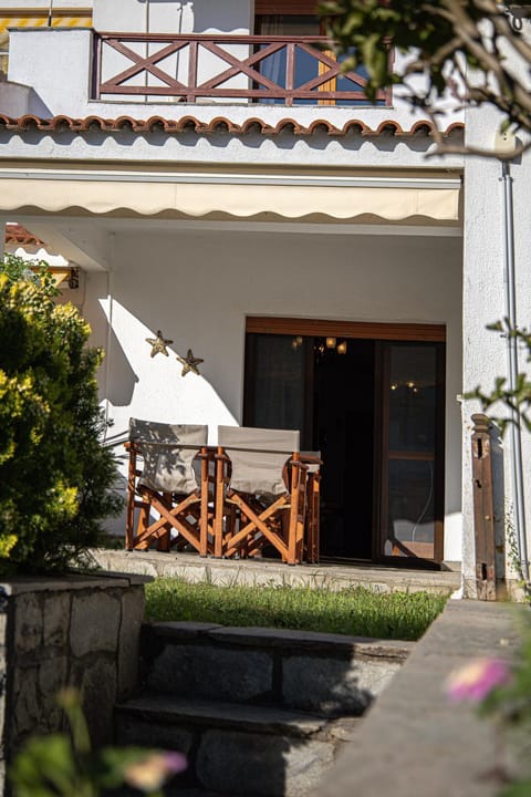 Property building, Garden, View (from property/room), Balcony/Terrace, Seating area, Dining area, Garden view