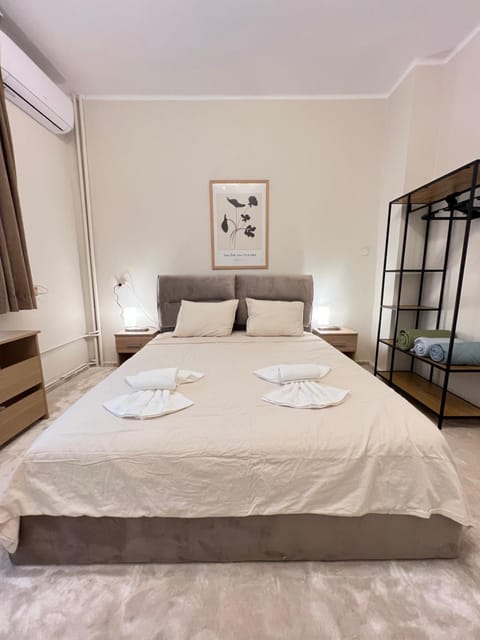 Bed, Bedroom, towels